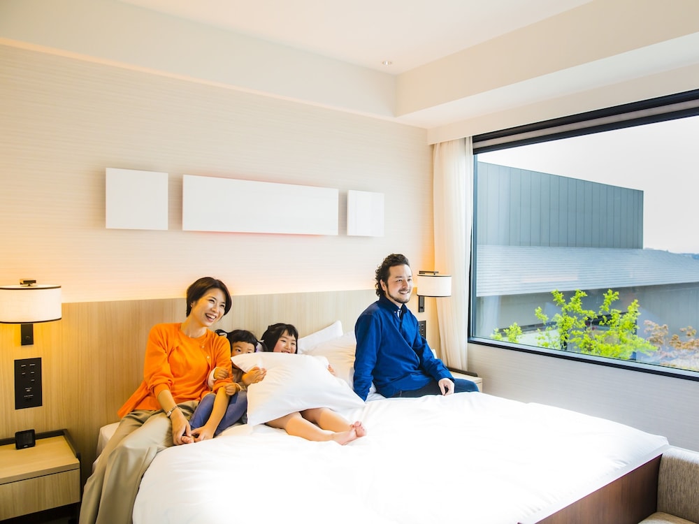 Suite, 1 King Bed, Bathtub - Photo 3