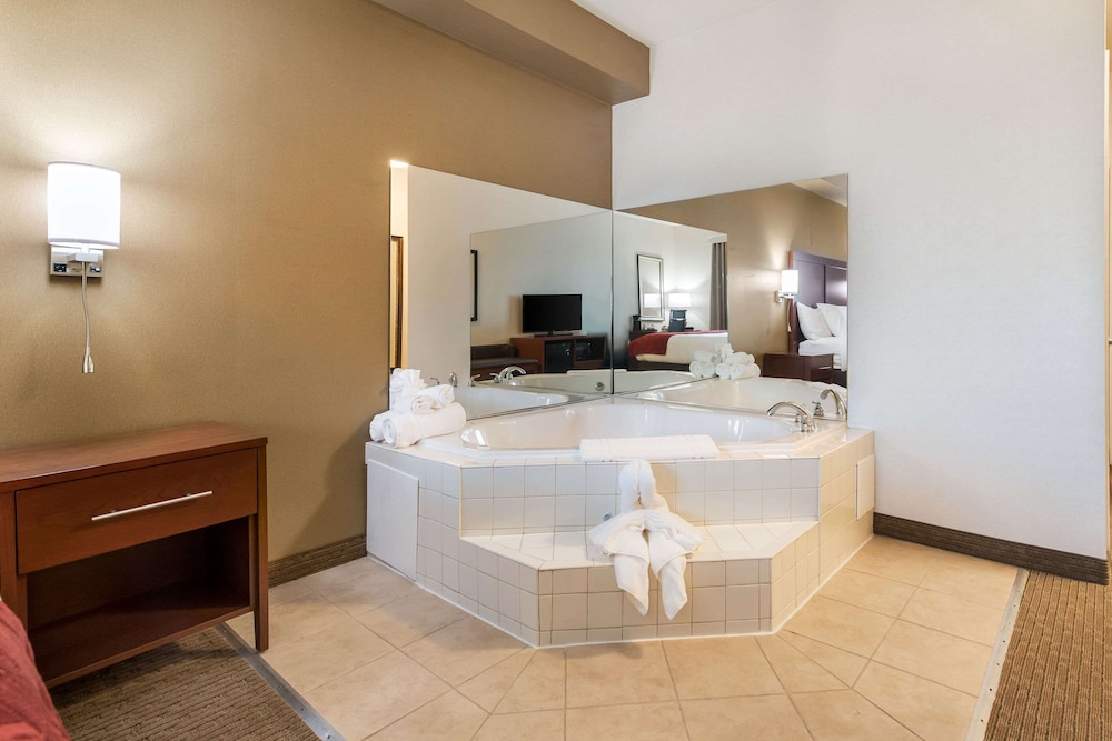 Deluxe Room, 1 King Bed, Non Smoking, Jetted Tub - Photo 5