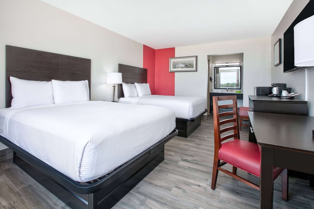 Room, 2 Queen Beds, Non Smoking, Poolside (Interior) - Photo 1