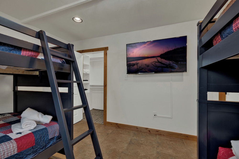 House, Multiple Beds, Pool Access (230 W Turner Court) photo 1