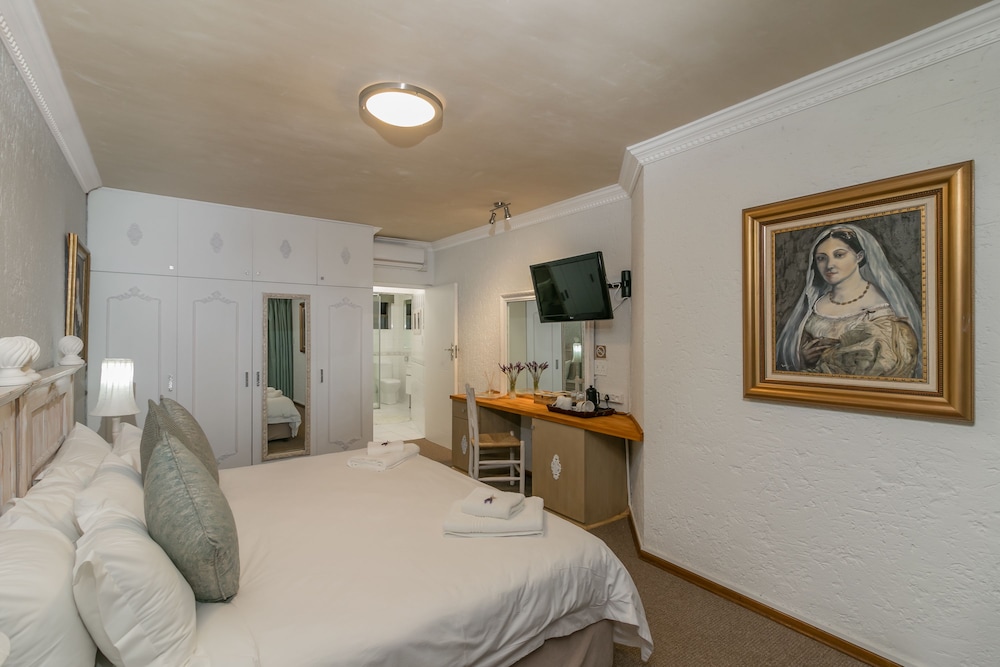 Room 4 - Standard photo 3