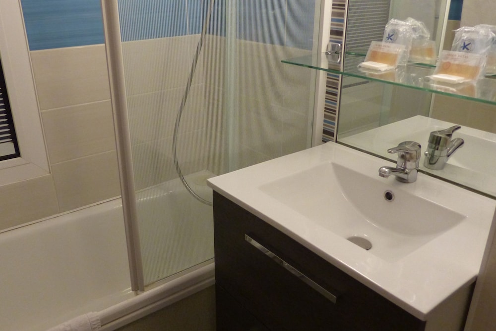 Double Room - Photo 12