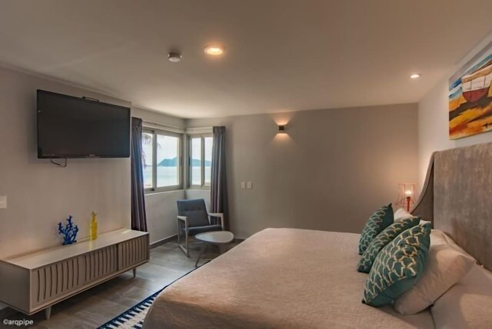 Room, 1 King Bed, Sea View photo 2