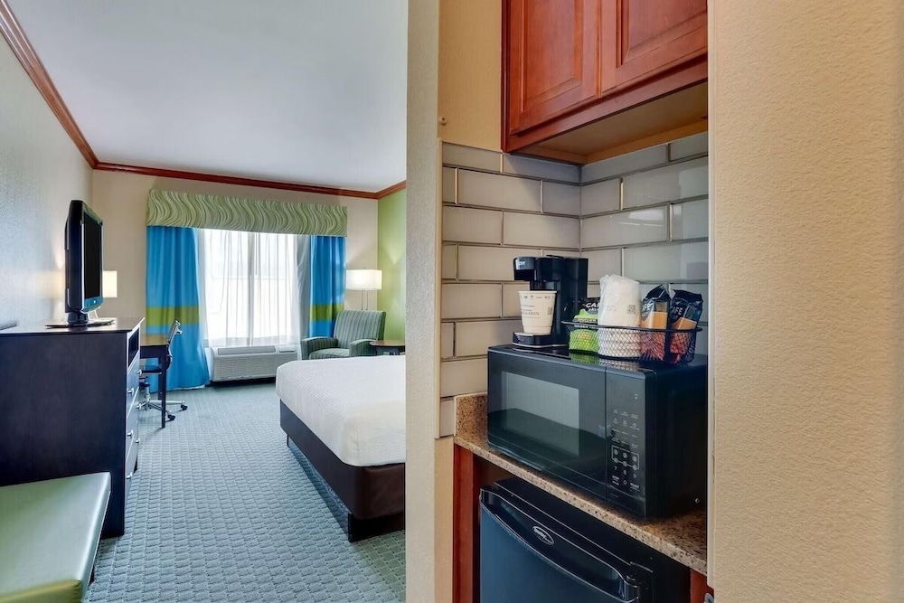 Room, 1 King Bed, Non Smoking - Photo 4