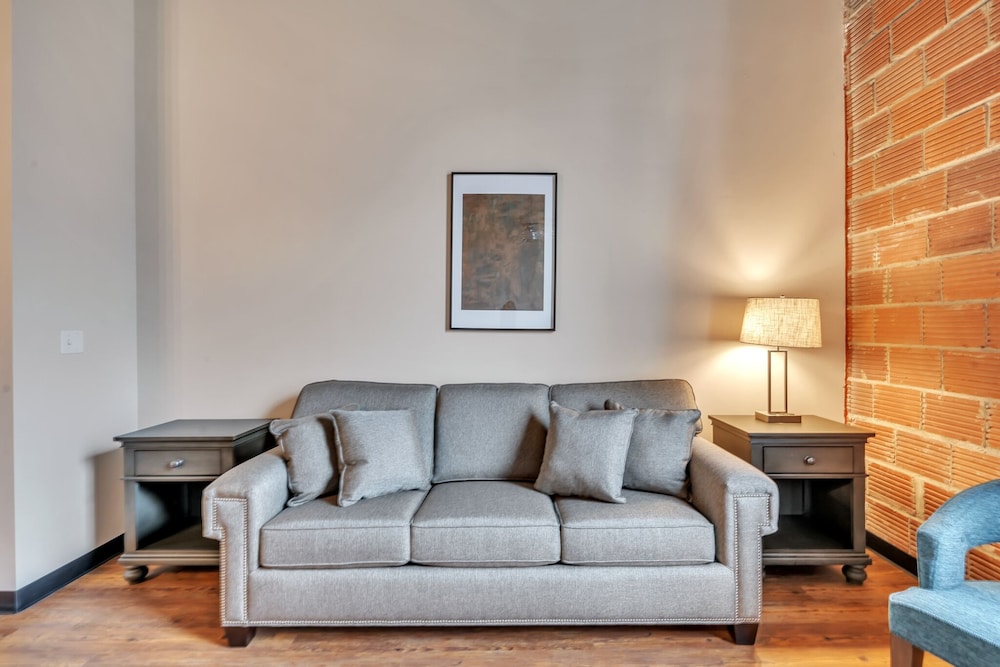 Queen Loft photo 2