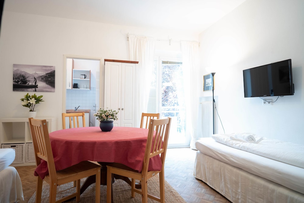 Panoramic Apartment, Multiple Beds, Mountain View photo 3