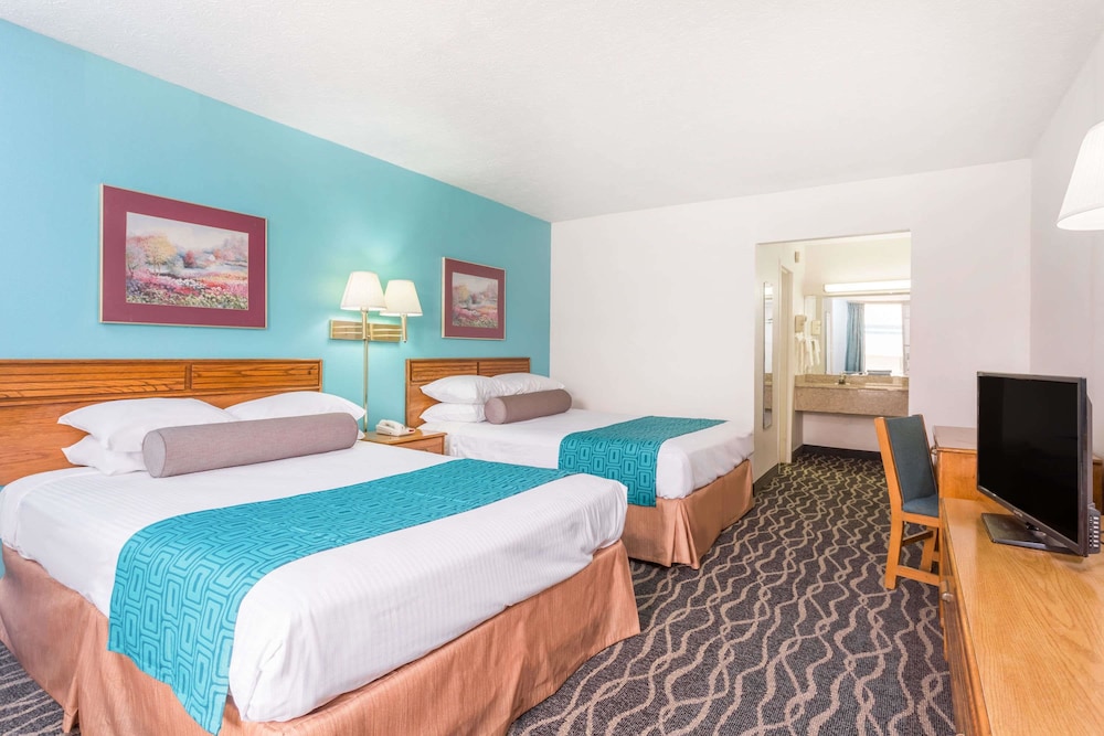 Standard Room, 2 Queen Beds photo 3