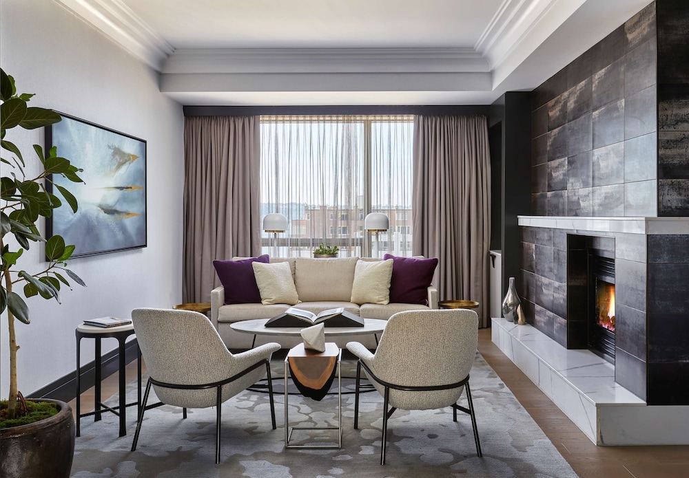Grand Suite, 1 King Bed (Presidential) thumbnail 5