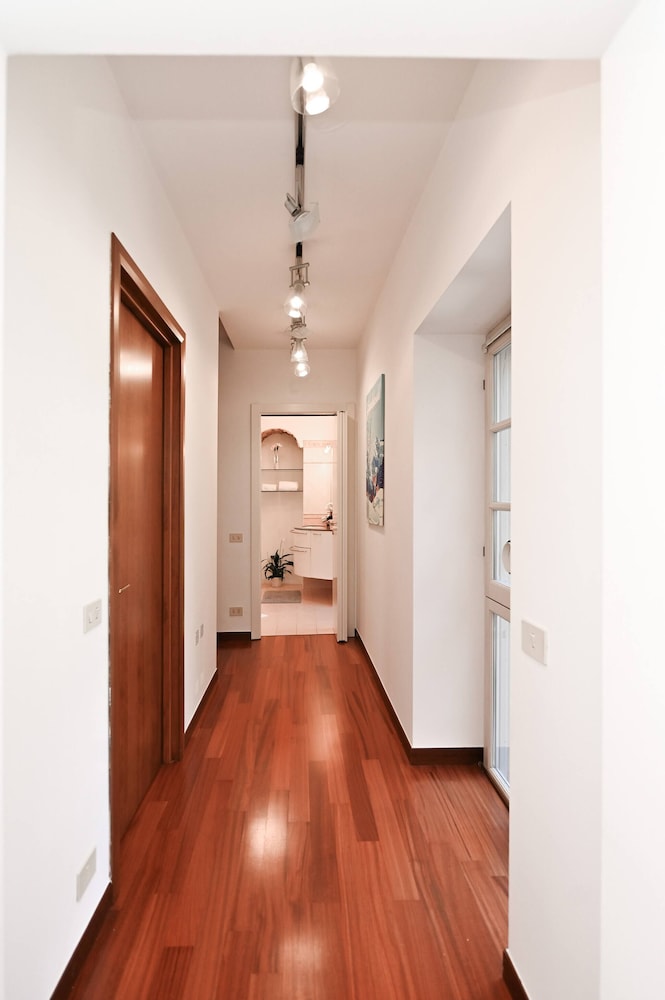 One & Only Lake View Apartment in Central Como, Photo 23