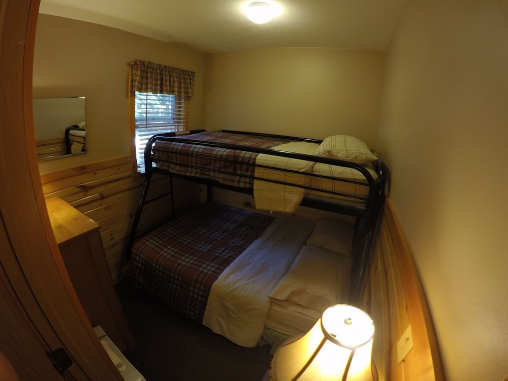 Cabin, 2 Bedrooms (Cedarwood) photo 1
