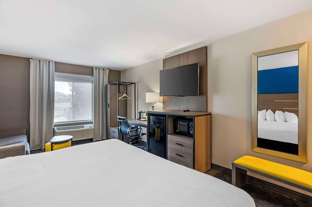 Suite, 1 King Bed, Non Smoking - Photo 2