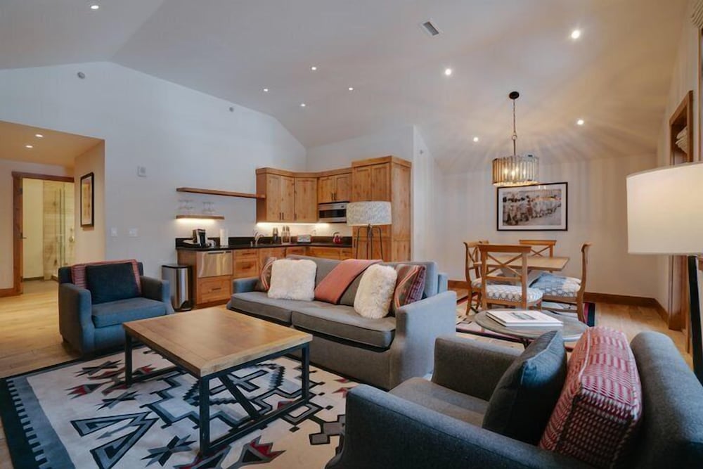 Standard Suite, 1 King Bed photo 3