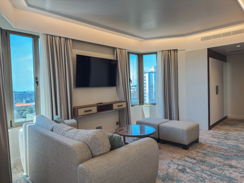 Junior Suite, 1 Queen Bed, Corner (High Floor)