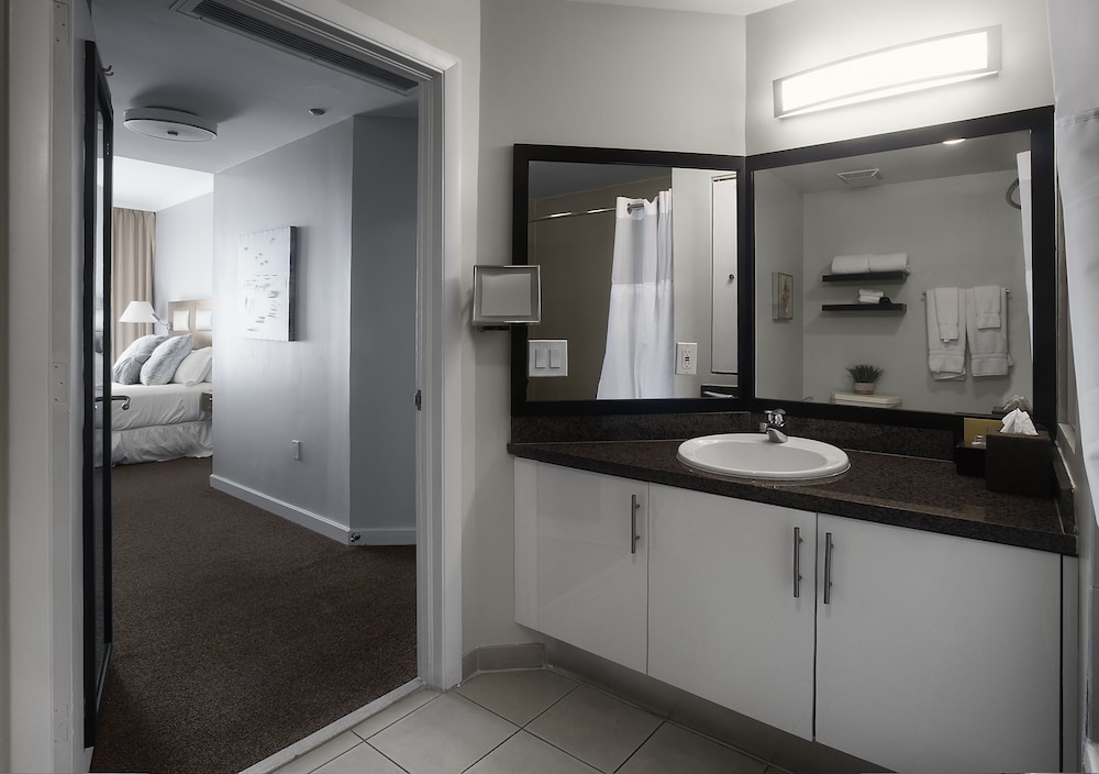 Deluxe Room, 1 King Bed, Balcony photo 3