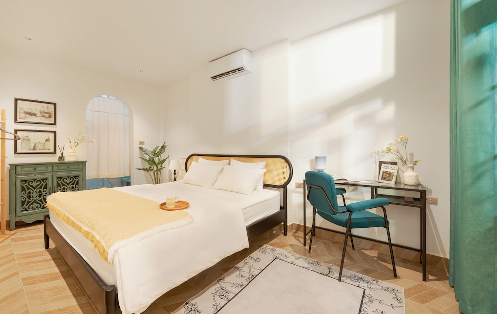 Queen Room with Pool View photo 1