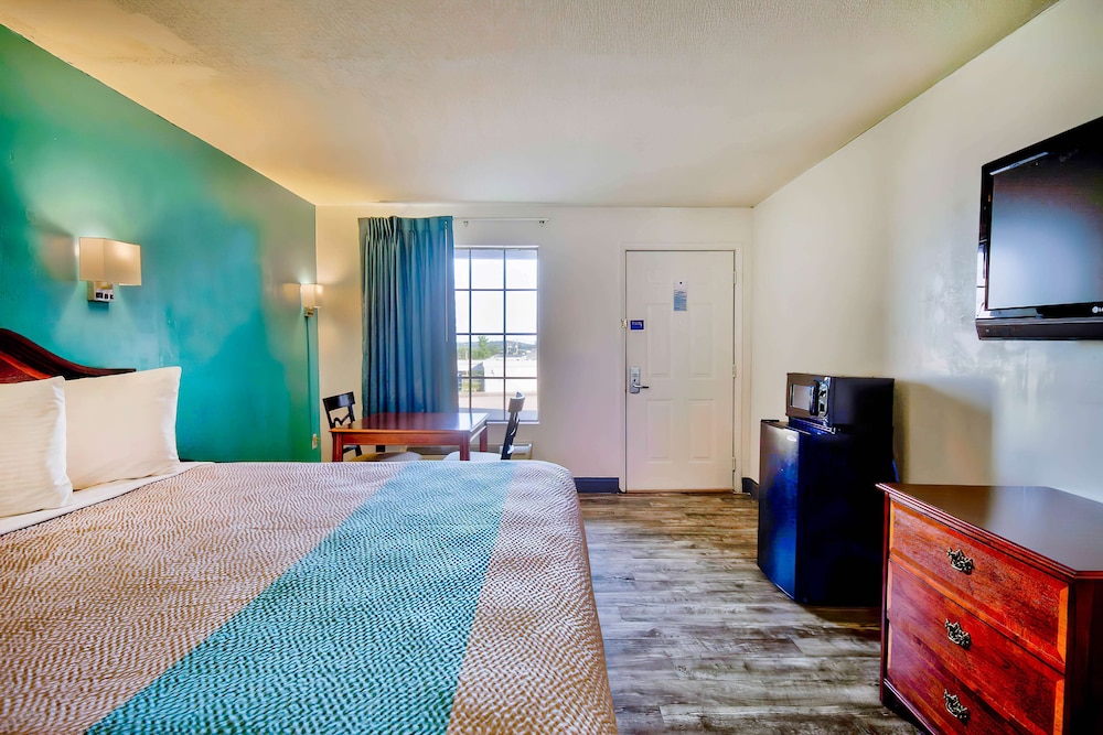 Standard Room, 1 King Bed, Accessible, Non Smoking - Photo 3