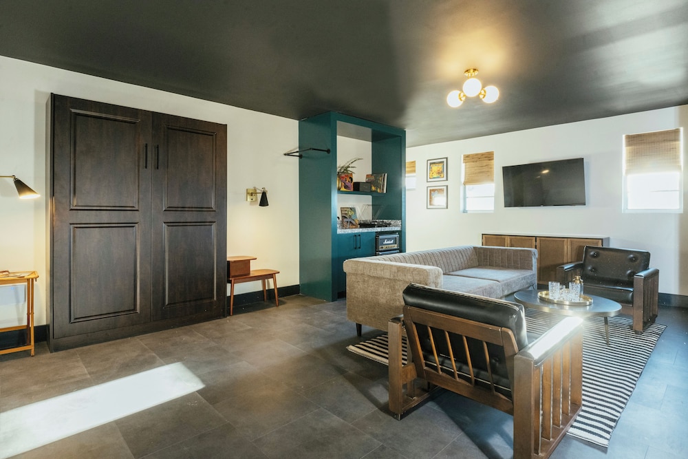 The Nite Cap Room