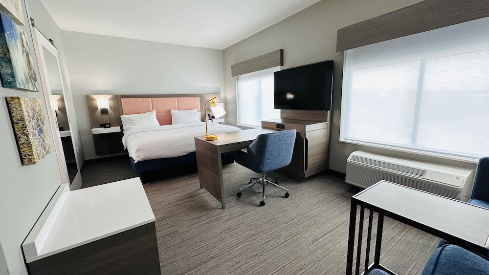 Studio, 1 King Bed, Refrigerator & Microwave (Wet bar) photo 3