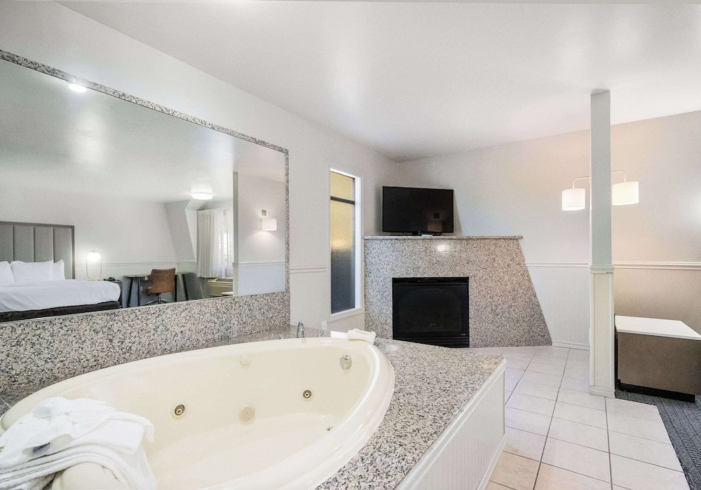 Efficiency, Suite, 1 King Bed, Hot Tub - Photo 2