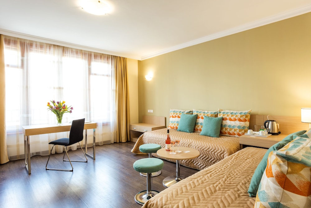Suite, 1 Bedroom - Photo 10