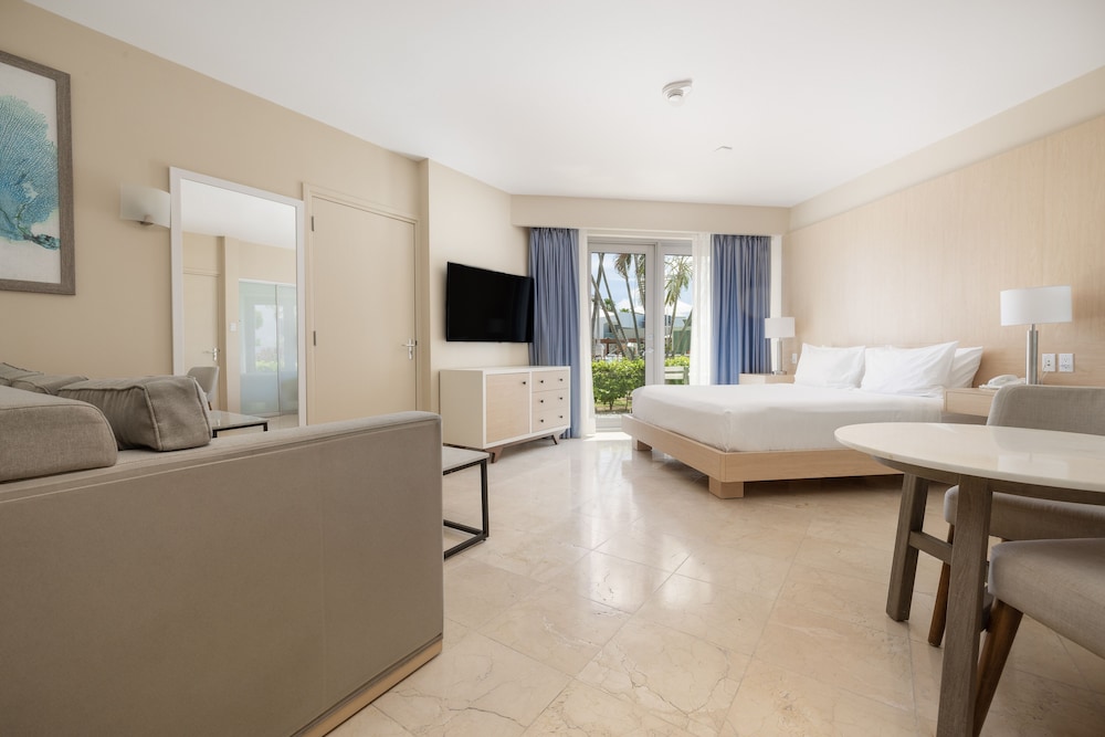 Room, 1 King Bed, Kitchenette, Pool View (Sofa Bed) - Photo 2