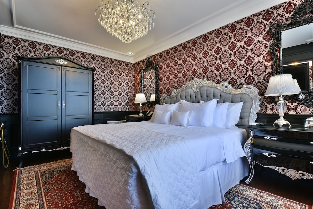 Deluxe Suite, Jetted Tub (Majestic) thumbnail 6