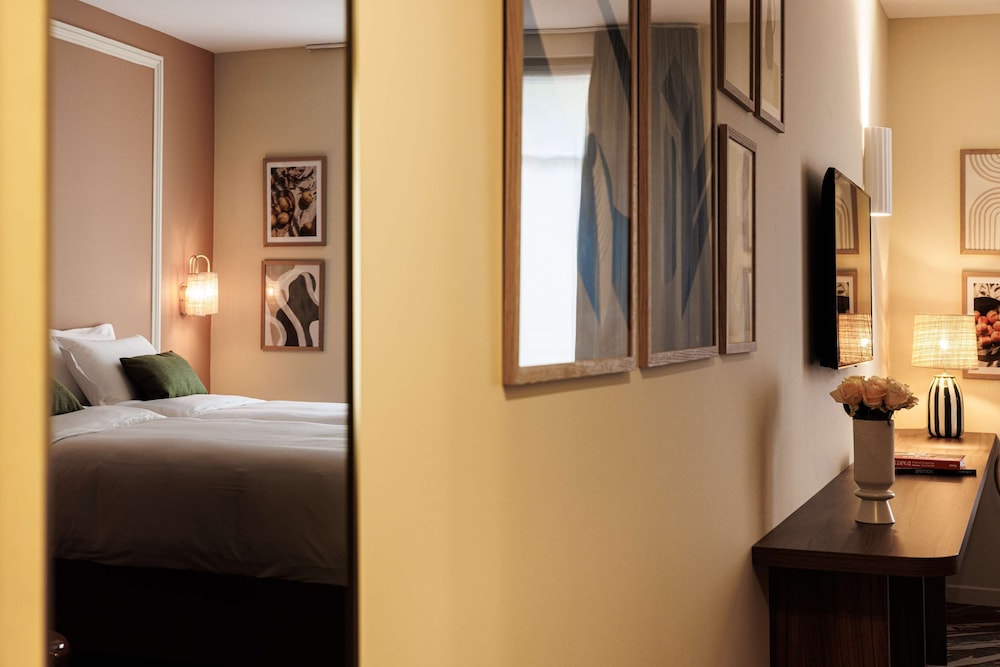 Deluxe Room, 1 King Bed, Non Smoking (Twin Bed On Request) photo 2