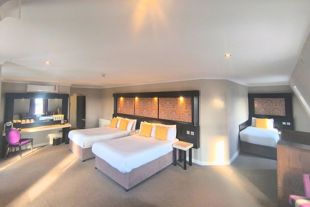Deluxe Family Suite - 2 Double Beds & 1 Single Bed - Photo 1