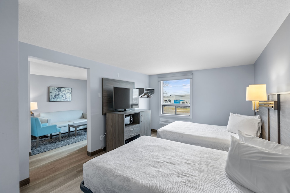 Superior Suite, Multiple Beds, Non Smoking (Upgraded Bedding & Snack, Smoke Free) photo 3