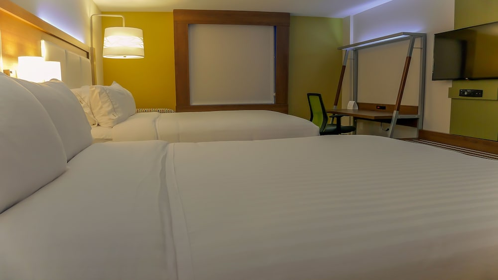 Standard Room, 2 Queen Beds (Miami Airport View) photo 3