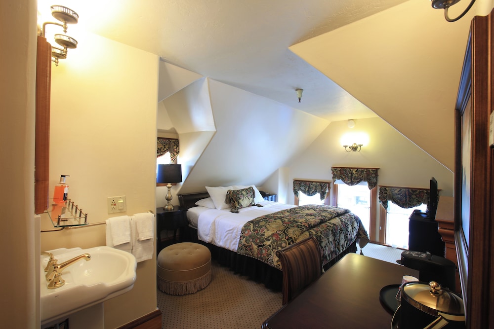 Classic Suite, Multiple Beds (Top Floor)