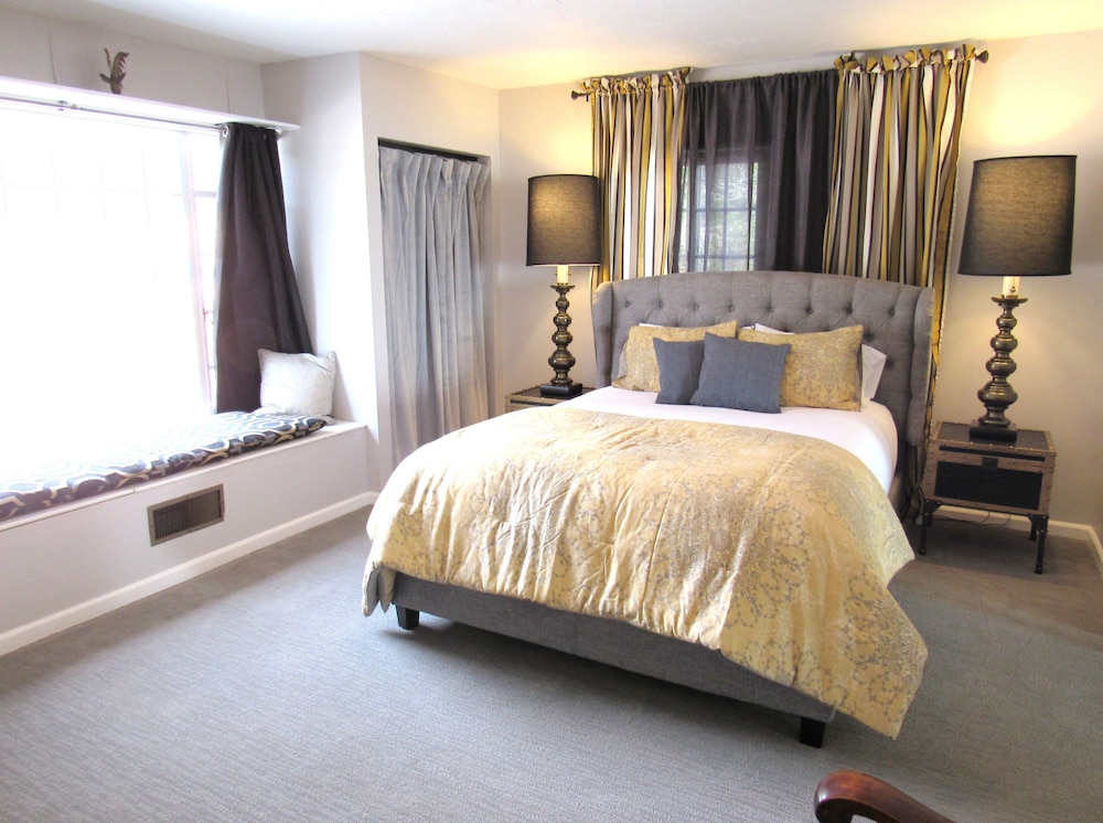 Premium Suite, 1 King Bed, Patio, Mountain View photo 2