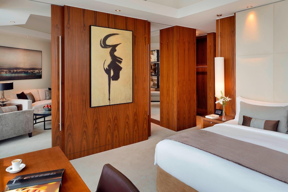 Executive Suite, 1 King Bed, Corner