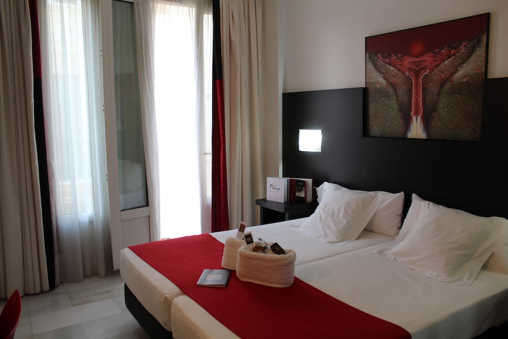 Double Room, 3 Twin Beds, City View (with extra bed) photo 3