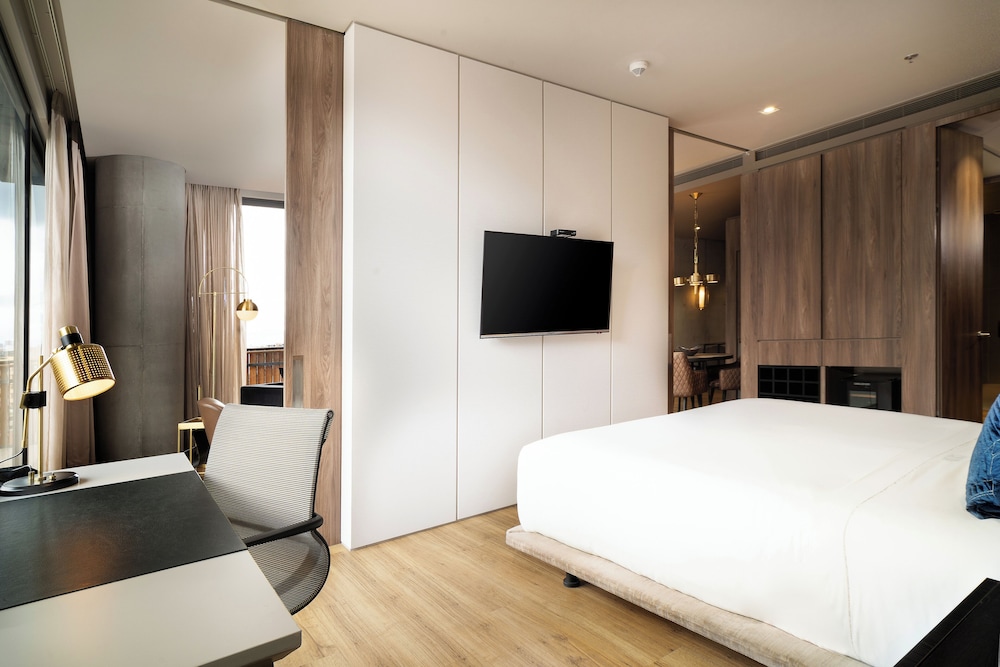 Suite, 1 King Bed - Photo 10
