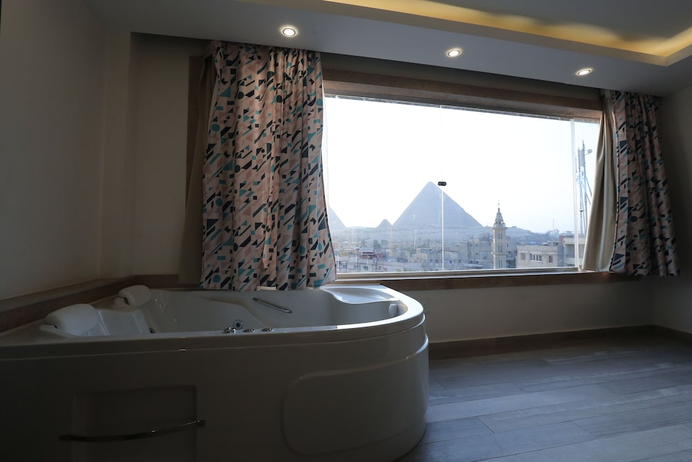 Executive Suite, Jetted Tub (Pyramids View) - Photo 7