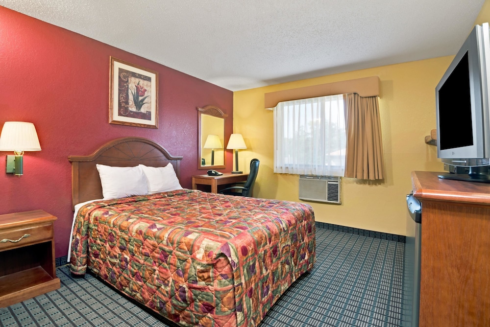 Room, 1 Double Bed, Accessible, Refrigerator - Photo 1