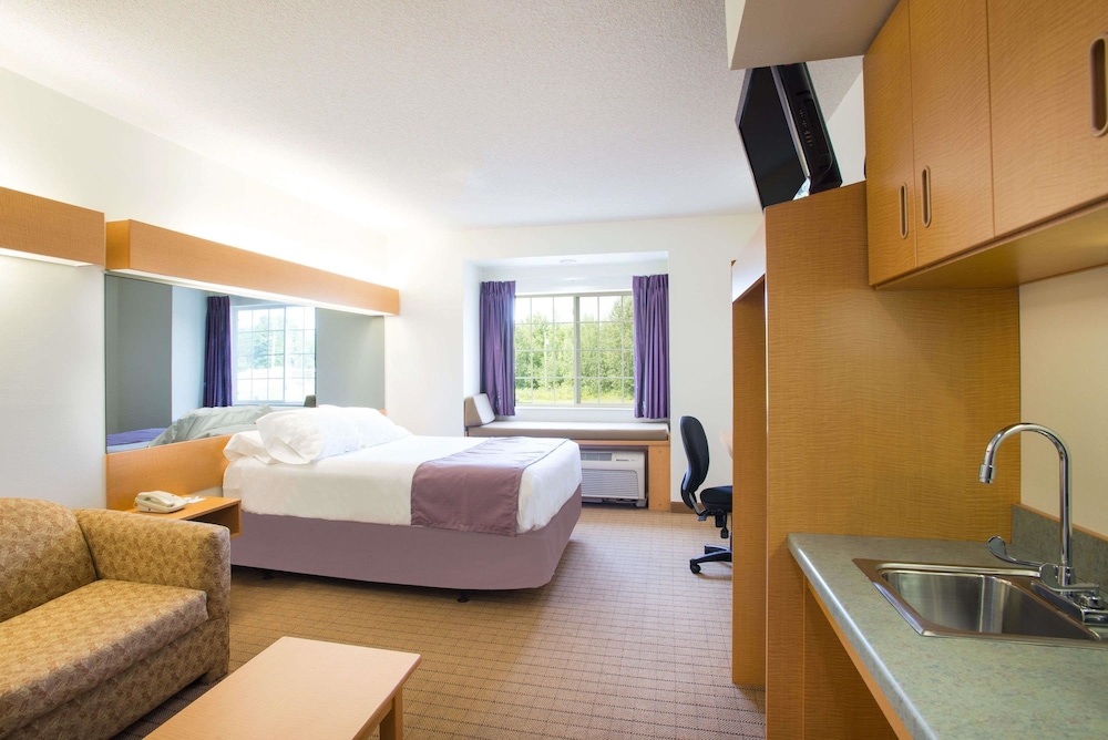Suite, 1 Queen Bed, Accessible, Non Smoking (Bathtub) - Photo 1