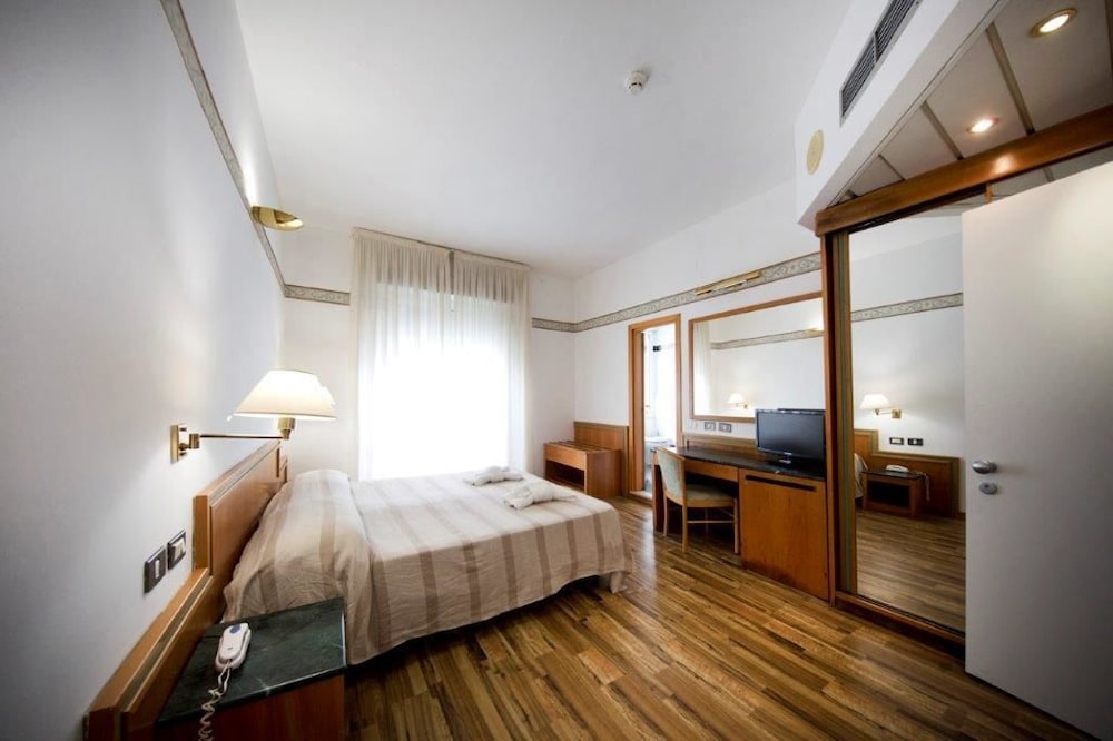 Double or Twin Room - Photo 7