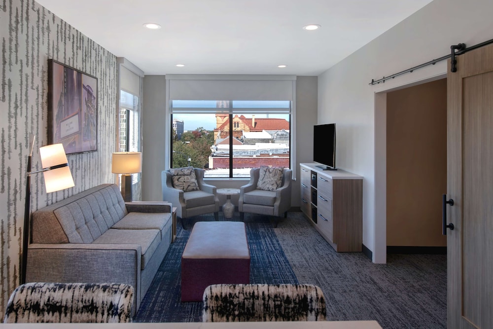 Deluxe Suite, 1 King Bed, Accessible (Hearing) - Photo 9