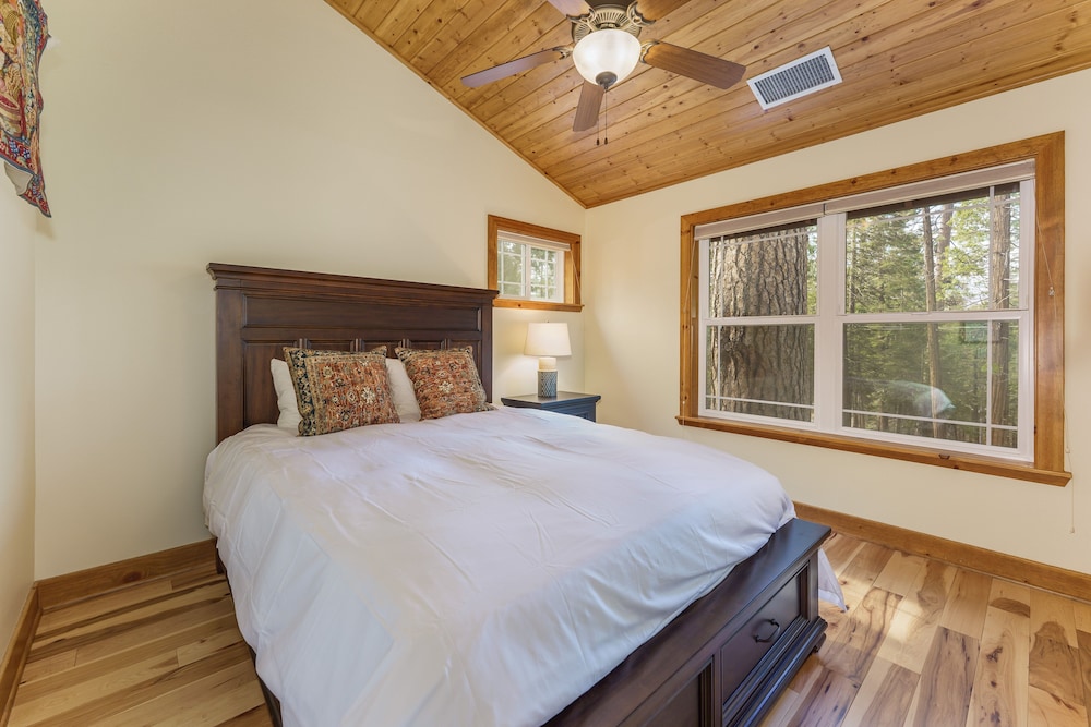 House, Multiple Beds, Patio, Mountain View (Yosemite Insiders) photo 3