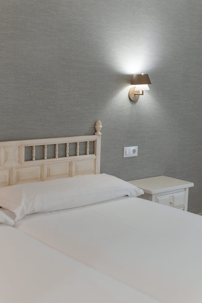 Double or Twin Room - Photo 4
