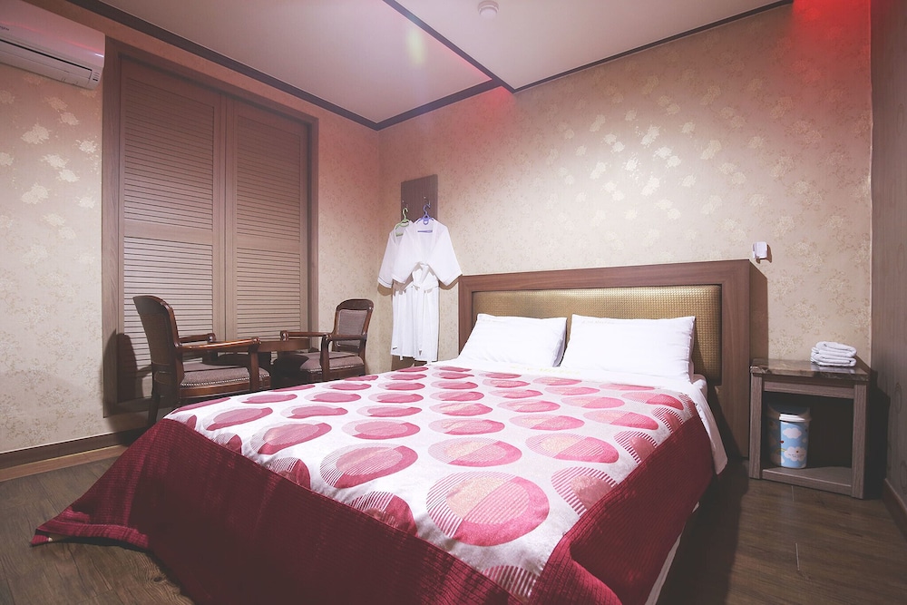 Room (Standard Room) - Photo 1