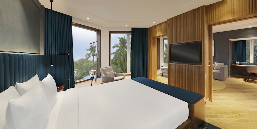 Executive Suite, City View, 1 King Bed, Club Lounge Access - Photo 11