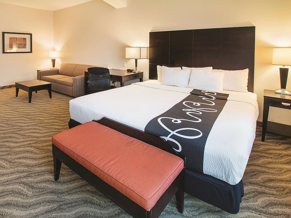 Deluxe Room, 1 King Bed, Accessible, Non Smoking (Mobility/Hearing, Tub w/ Grab Bars) - Photo 1
