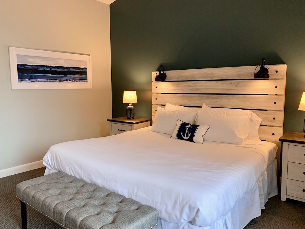 Standard Room, 1 King Bed, Balcony (Dory Building) photo 2