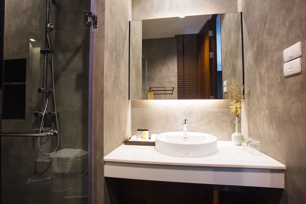 Deluxe King Room with Bath photo 2