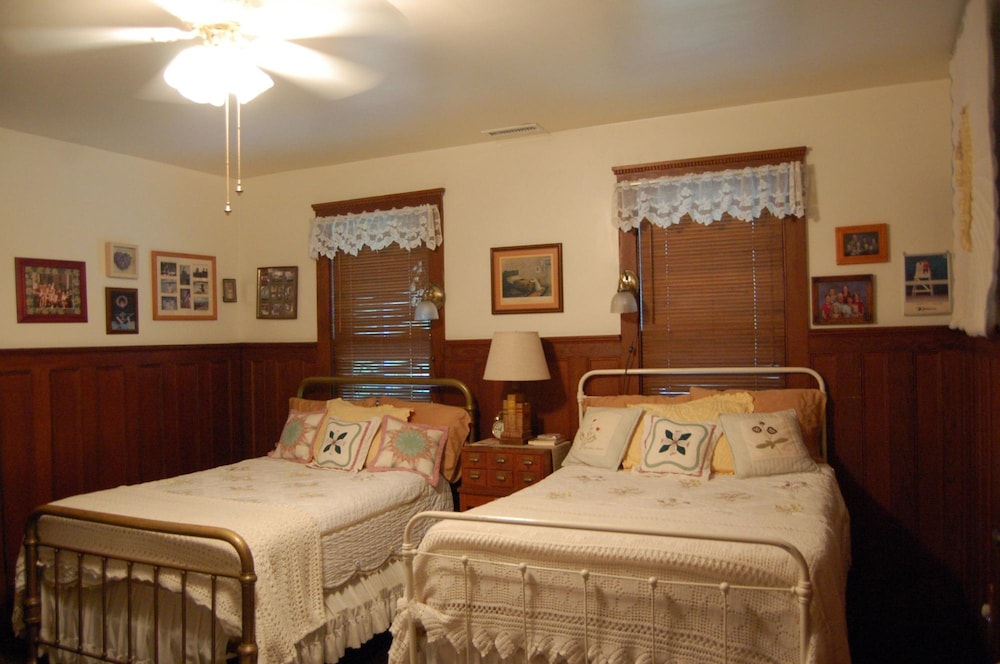 Room, 2 Double Beds, Private Bathroom (Sisters)