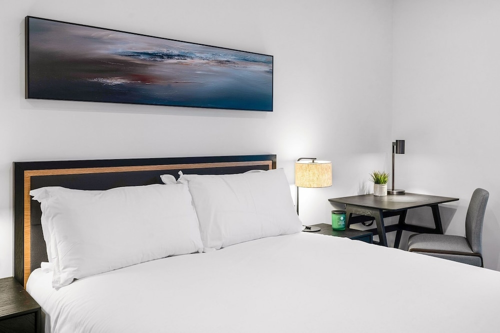 Two Bedroom City Apartment - Photo 4