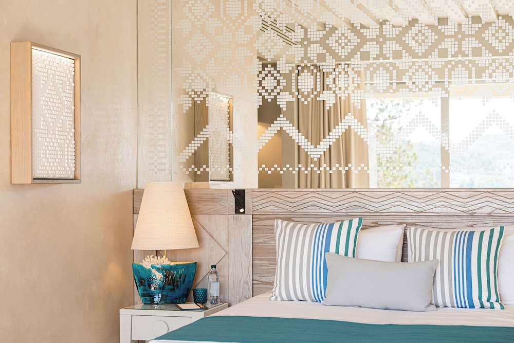 Room, 1 King Bed, Sea View thumbnail 5